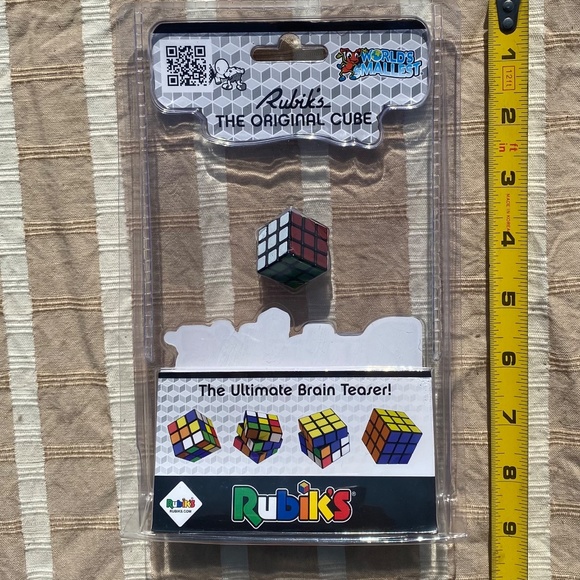 World’s Smallest Rubik Cube Mini Toy - Picture 2 of 5